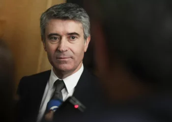 José Luís Carneiro promete nova Lei de Finanças Regionais para Madeira e Açores