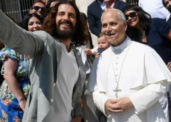 Papa Leão XIV tira foto com ‘Jesus’ e partilha-a nas redes. “Icónico”