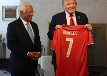 “Jogar pela paz”. Costa entrega a Trump camisola autografada por Ronaldo