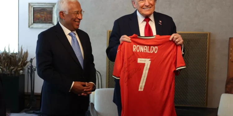 “Jogar pela paz”. Costa entrega a Trump camisola autografada por Ronaldo