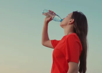 Mitos sobre hidratação que os nutricionistas querem que pare de acreditar