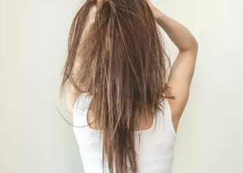 Da queda à falta de brilho: Sinais de que o seu cabelo está desidratado