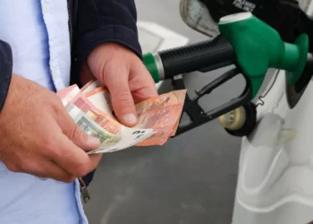 Aproveite a praia e ateste só amanhã: Combustíveis vão ficar mais baratos