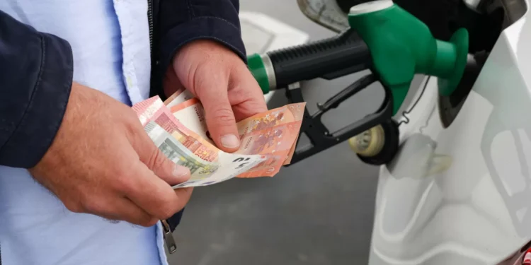 Aproveite a praia e ateste só amanhã: Combustíveis vão ficar mais baratos