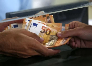 Euro quebra ciclo de subidas e desce com tensões no Médio Oriente