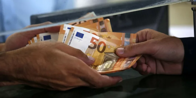 Euro quebra ciclo de subidas e desce com tensões no Médio Oriente