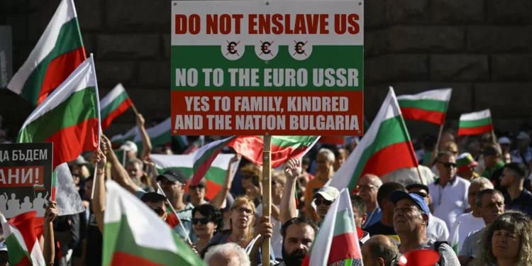 Milhares de pessoas protestam contra adoção do euro na Bulgária