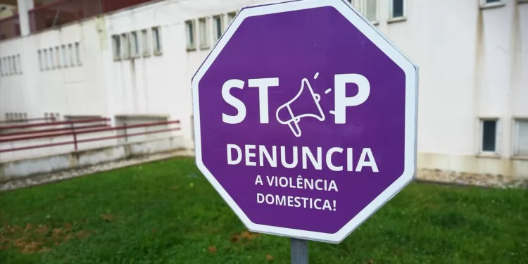Violência doméstica. PCP quer garantir que vítimas têm prioridade a ficar em casa