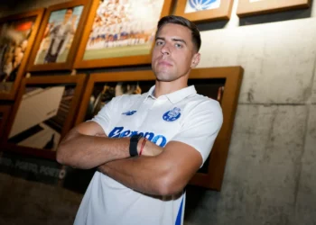 Reforço Jan Bednarek espera ser voz de comando na defesa do FC Porto