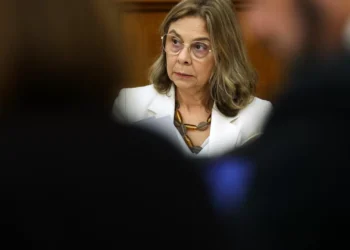 Ministra pede mais tempo. “Algumas medidas” da troika “nunca deviam ter sido retiradas do SNS”