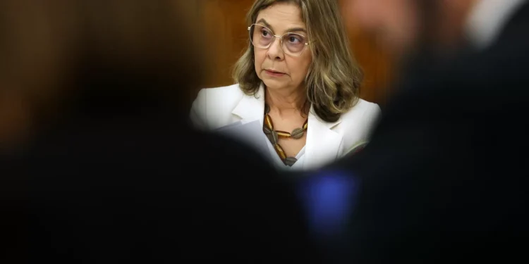 Ministra pede mais tempo. “Algumas medidas” da troika “nunca deviam ter sido retiradas do SNS”