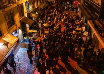 Plataforma Lisboa exige medidas ou vai a tribunal: “Bar a céu aberto”