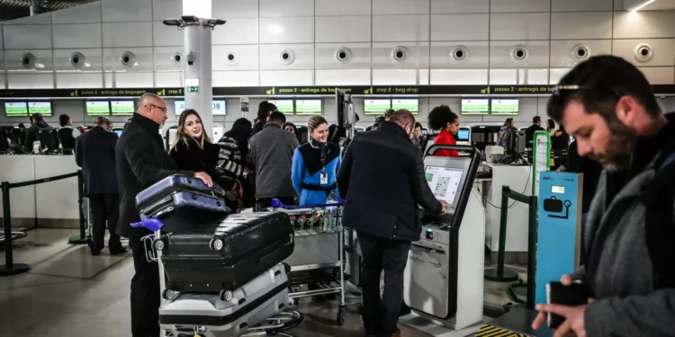 Ryanair denuncia atrasos de 90 minutos nos aeroportos portugueses