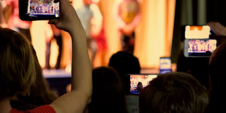 Oito crianças hospitalizadas após terem sintomas de convulsão nos EUA