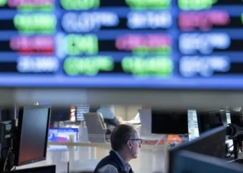 Wall Street fecha semana sem rumo mas com novo recorde do Nasdaq