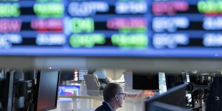 Wall Street fecha semana sem rumo mas com novo recorde do Nasdaq