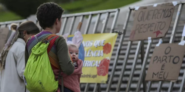 PSD quer eliminar conceito de violência obstétrica em lei aprovada em março