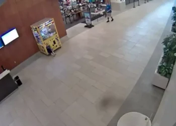 Novo prémio? Criança resgatada após entrar em máquina de garras