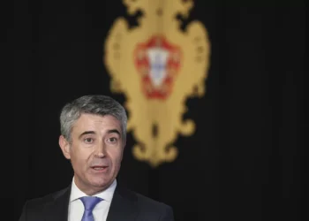 Carneiro apresenta direção e diz que “ninguém é dispensável” no PS