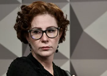 Deputada brasileira detida após fugir para Itália. Parlamentar denunciou