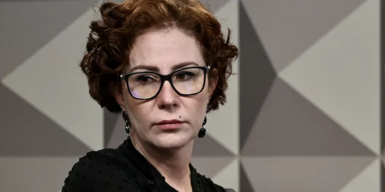 Deputada brasileira detida após fugir para Itália. Parlamentar denunciou