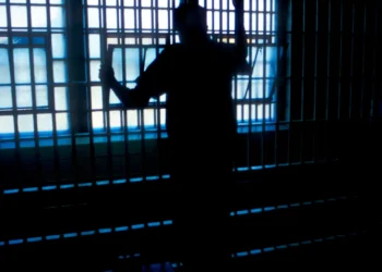 Aproveita libertação de recluso e escapa da prisão em mala com roupa suja