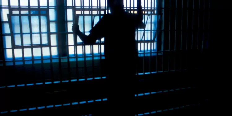 Aproveita libertação de recluso e escapa da prisão em mala com roupa suja