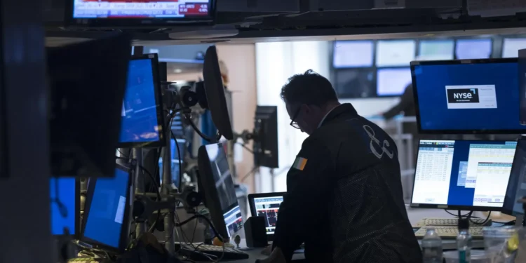 Wall Street fecha em alta confiante na assinatura de acordos comerciais