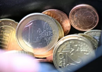 Descida do IRS aprovada, com compromisso de “redução adicional” em 2026