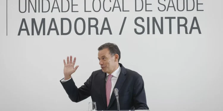 Montenegro defende que há menos problemas na saúde que há um ano