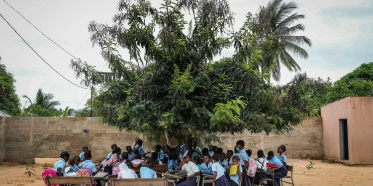Cerca de 10.000 turmas estudam ao relento em Moçambique