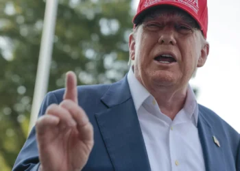 Trump chama “canalhas” a ex-diretores do FBI e da CIA