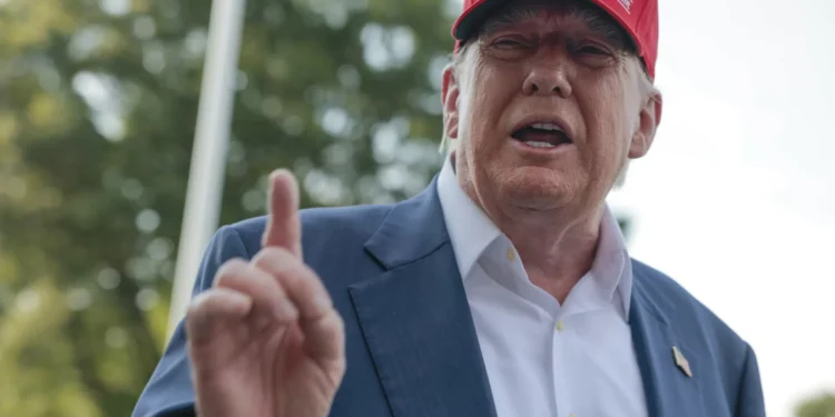 Trump chama “canalhas” a ex-diretores do FBI e da CIA