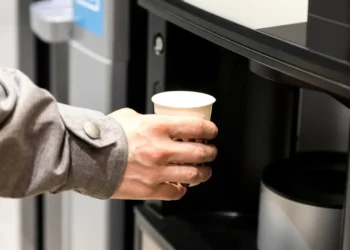 Bebidas quentes das máquinas automáticas fora do ‘IVA da restauração’