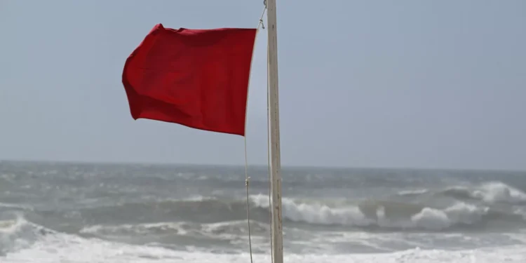 ETAR levou a interdição da praia do Ouro em Sesimbra? “Pouco verosímil”