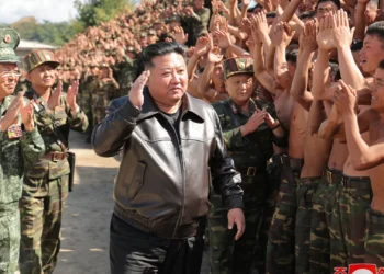 Kim Jong Un saúda “heróis” norte-coreanos que combatem ao lado da Rússia
