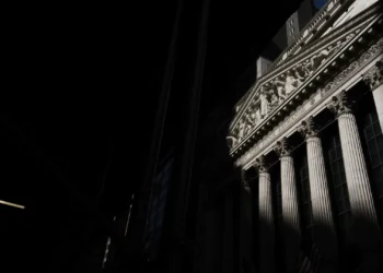 Wall Street abre em alta aguardando discurso do presidente da Fed