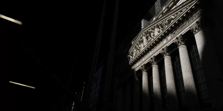 Wall Street abre em alta aguardando discurso do presidente da Fed