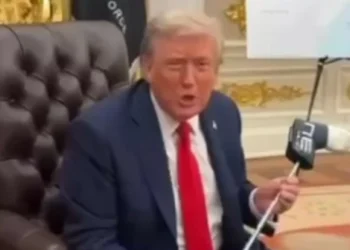 Zelensky ofereceu taco de golfe a Trump (e carta da esposa). Que recebeu?