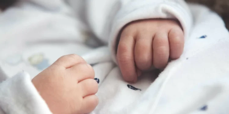 Mãe sai para festa de funk e deixa filhos menores sozinhos. Bebé morreu