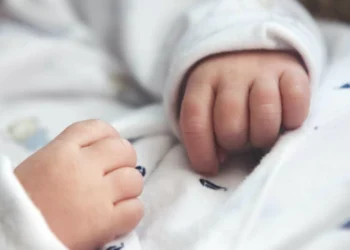 Mãe sai para festa de funk e deixa filhos menores sozinhos. Bebé morreu