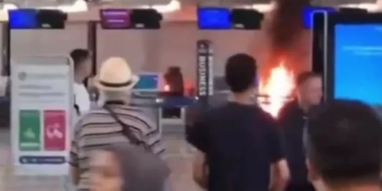 Jovem que incendiou check-in em aeroporto de Milão fê-lo por “vingança”