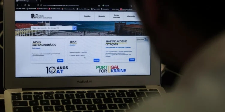 Empresas têm de reter IRS a recibos verdes no estrangeiro, avisa Fisco