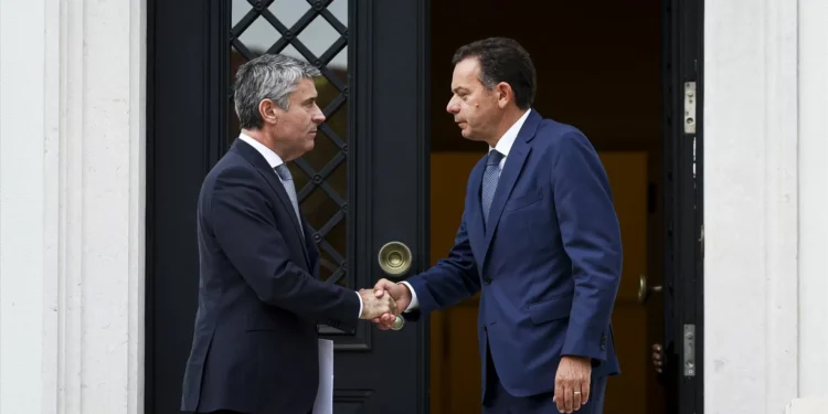 Montenegro contra “juízos políticos” de juízes do TC. Carneiro responde a “ataque muito grave”