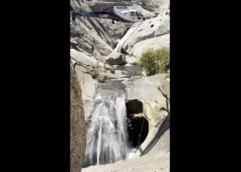 Alpinista resgatado após passar dois dias preso em cascata. Há vídeo