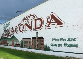 Pelo menos quatro mortos em tiroteio num bar do Montana. Suspeito em fuga