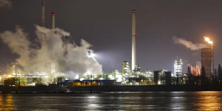 Thyssenkrupp reduz previsões anuais após agravar prejuízo no 3.º trimestre