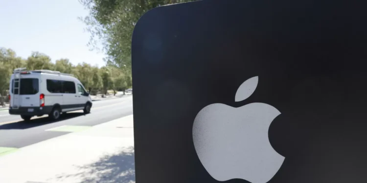 Wall Street fecha em alta impulsionada pela Apple e novas tarifas na mira