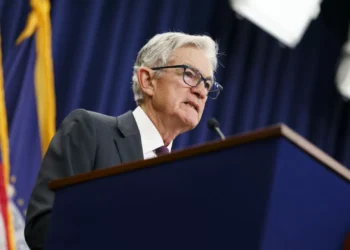 Powell admite cortes de juros para apoiar emprego, mas alerta para riscos