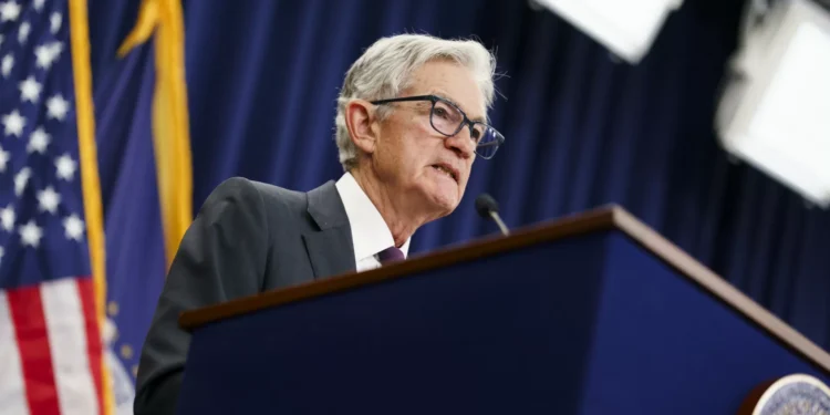 Powell admite cortes de juros para apoiar emprego, mas alerta para riscos